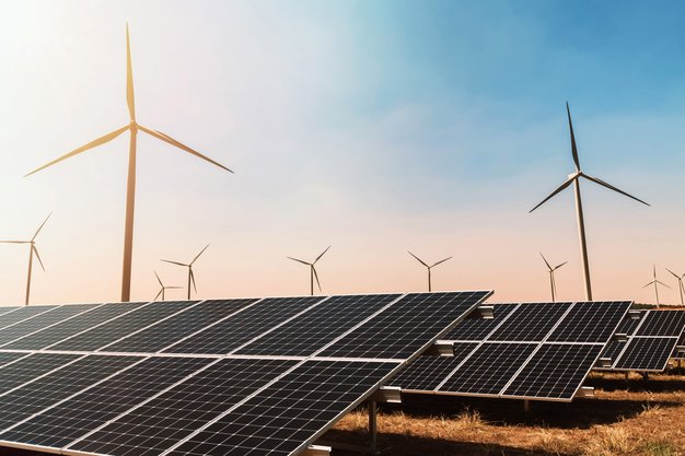 Windkraftanlagen und Photovoltaikanlagen auf einem Feld