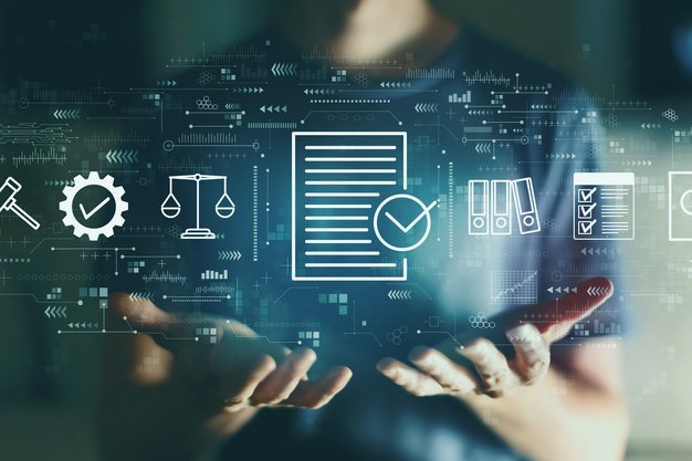 Person hält mit ihren beiden geöffneten Händen schwebende Hologramm-Icons, die compliance symbolosieren