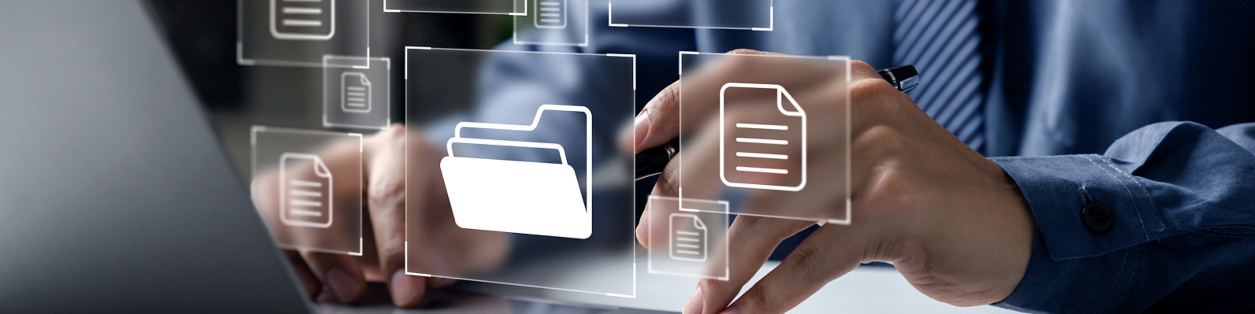 Hände tippen in einen Laptop vor dem Datei Icons fliegen